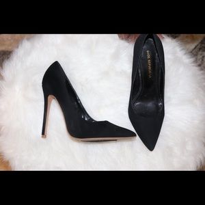 Black chic pumps